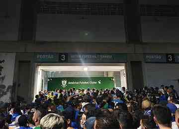 Muitos cruzeirenses só conseguiram entrar no estádio com mais de meia hora de jogo