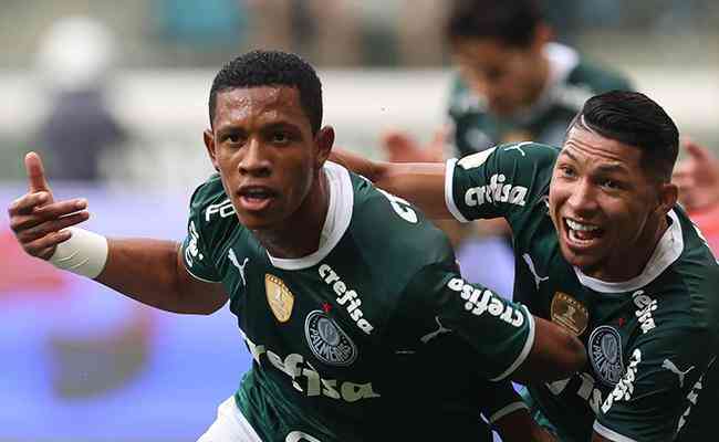 Danilo e Rony comemoram gol do Palmeiras em vitória sobre o Red Bull Bragantino