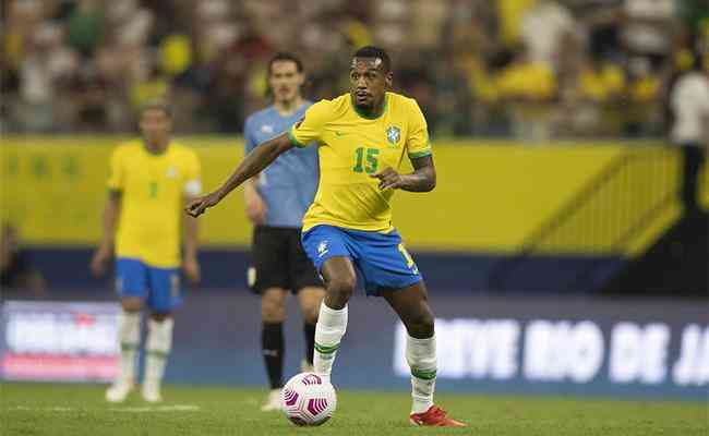 Improvisado na lateral, Edenilson garante dedicação extra no Galo