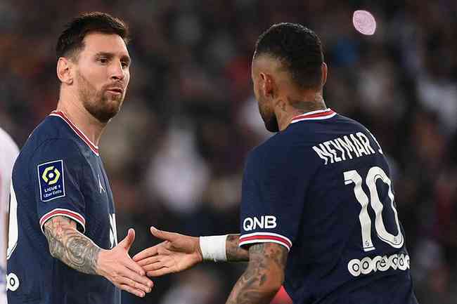 Messi e Neymar durante jogo do PSG