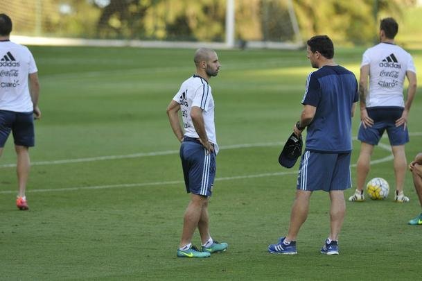 Seleo Argentina treinou nesta tera na Cidade do Galo com Lionel Messi. O craque cobrou faltas, afiou a pontaria e, em seguida, deixou a atividade mais cedo para se poupar. Na parte final, o tcnico Bauza orientou um trabalho em campo reduzido