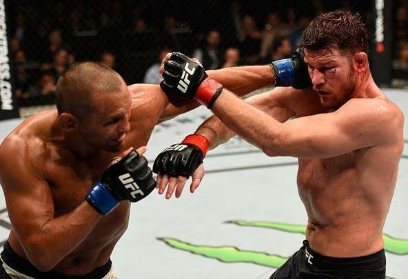 Na luta principal do UFC 204, em Manchester, Michael Bisping supera Dan Henderson em polêmica decisão unânime dos juízes e tem sucesso na primeira defesa de cinturão do peso médio