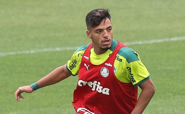 Gabriel Menino, do Palmeiras, durante treinamento na Academia de Futebol do clube