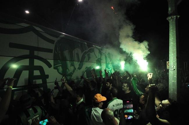 Fotos da torcida do Amrica nos arredores do Independncia, em Belo Horizonte, antes da bola rolar para o jogo contra o So Paulo, nesta quinta-feira (18). Partida valida pela volta das quartas de final da Copa do Brasil. 