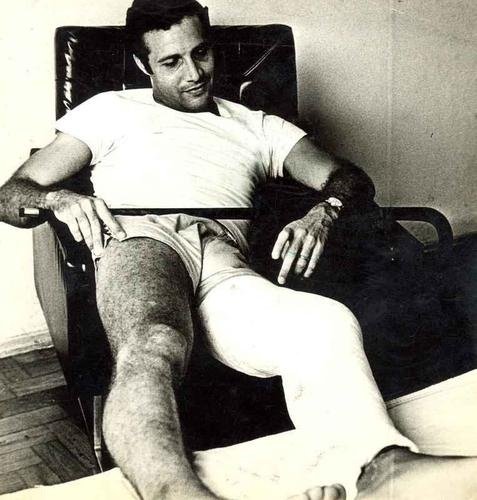 01/11/1968 - Procpio, do Cruzeiro, com a perna engessada, ainda em consequncia da disputa de bola com Pel, do Santos, em jogo no Morumbi, pelo Roberto.
