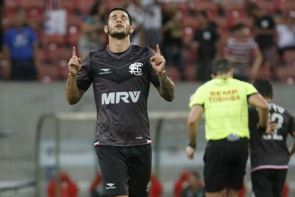 Em 2016, o Santa Cruz ainda vestiu preto em um uniforme alternativo criado pela Penalty