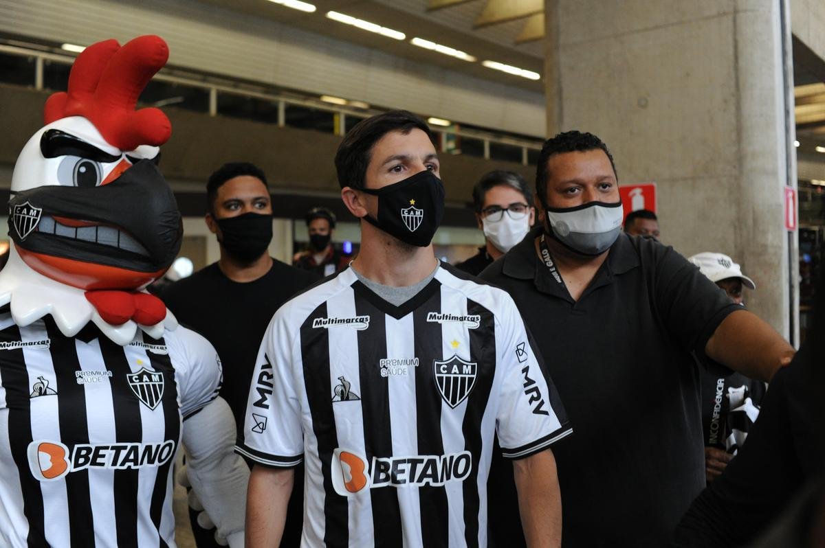 Fotos da chegada do meia argentino Nacho Fernndez a Belo Horizonte para reforar o Atltico (Leandro Couri/EM/D. A Press)