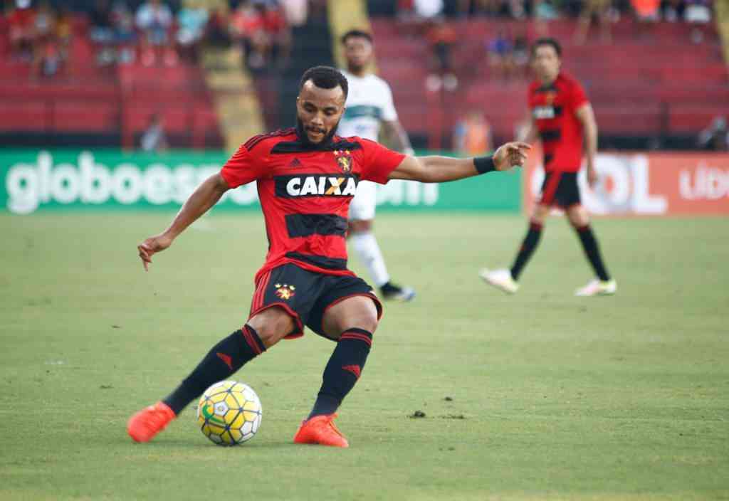 Samuel Xavier - O lateral-direito do Sport tambm chega ao Atltico por emprstimo at o fim de 2018. A posio foi problemtica por causa de leses durante a ltima temporada. Marcos Rocha deixou o clube alvinegro para atuar pelo Palmeiras. Dessa forma, Xavier, de 27 anos, disputaria a posio, inicialmente, com Carlos Csar. Alex Silva, lesionado, tambm  opo.