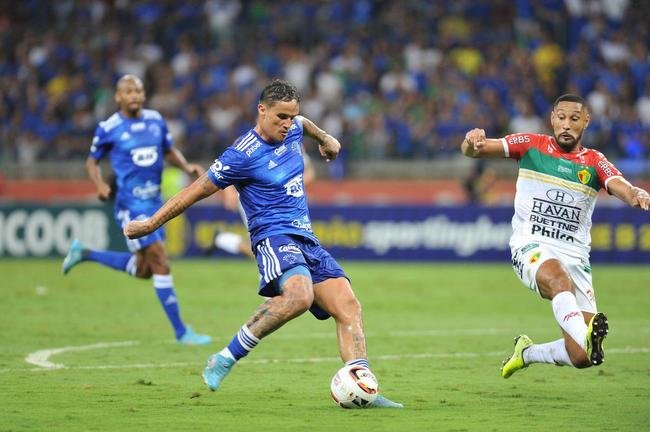 Com gol de Edu, Cruzeiro venceu Brusque por 1 a 0 no Mineiro pela segunda rodada da Srie B. Time e comisso tcnica comemoraram com a torcida no Gigante da Pampulha