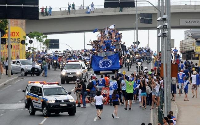 Depois de vencer o Vitria por 3 a 1 no Barrado, em Salvador, na noite de 13 de novembro de 2013, e confirmar o tricampeonato brasileiro, o Cruzeiro desembarcou em Confins numa quinta-feira e foi recebido por milhares de pessoas nas ruas de Belo Horizonte. O elenco desfilou em carro pela Avenida Antnio Carlos, pela Avenida Afonso Pena, no Centro, e foi em direo  sede do Barro Preto. Esta, sem dvida, foi a festa que envolveu o maior nmero de pessoas na capital mineira.