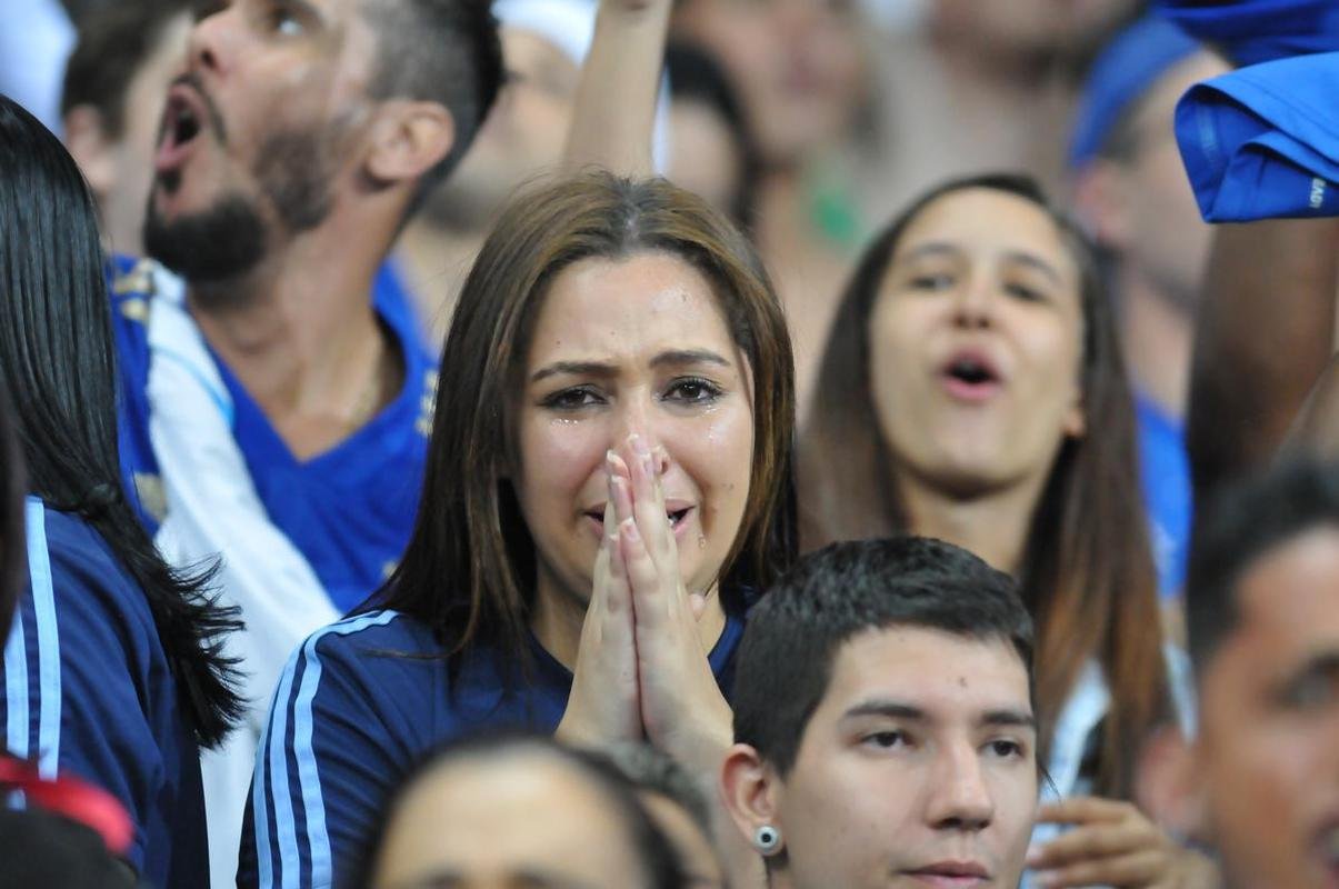 Fotos da grande festa da torcida e do time do Cruzeiro aps a vitria sobre o Operrio, por 1 a 0, que aproximou o time celeste do acesso  Srie A