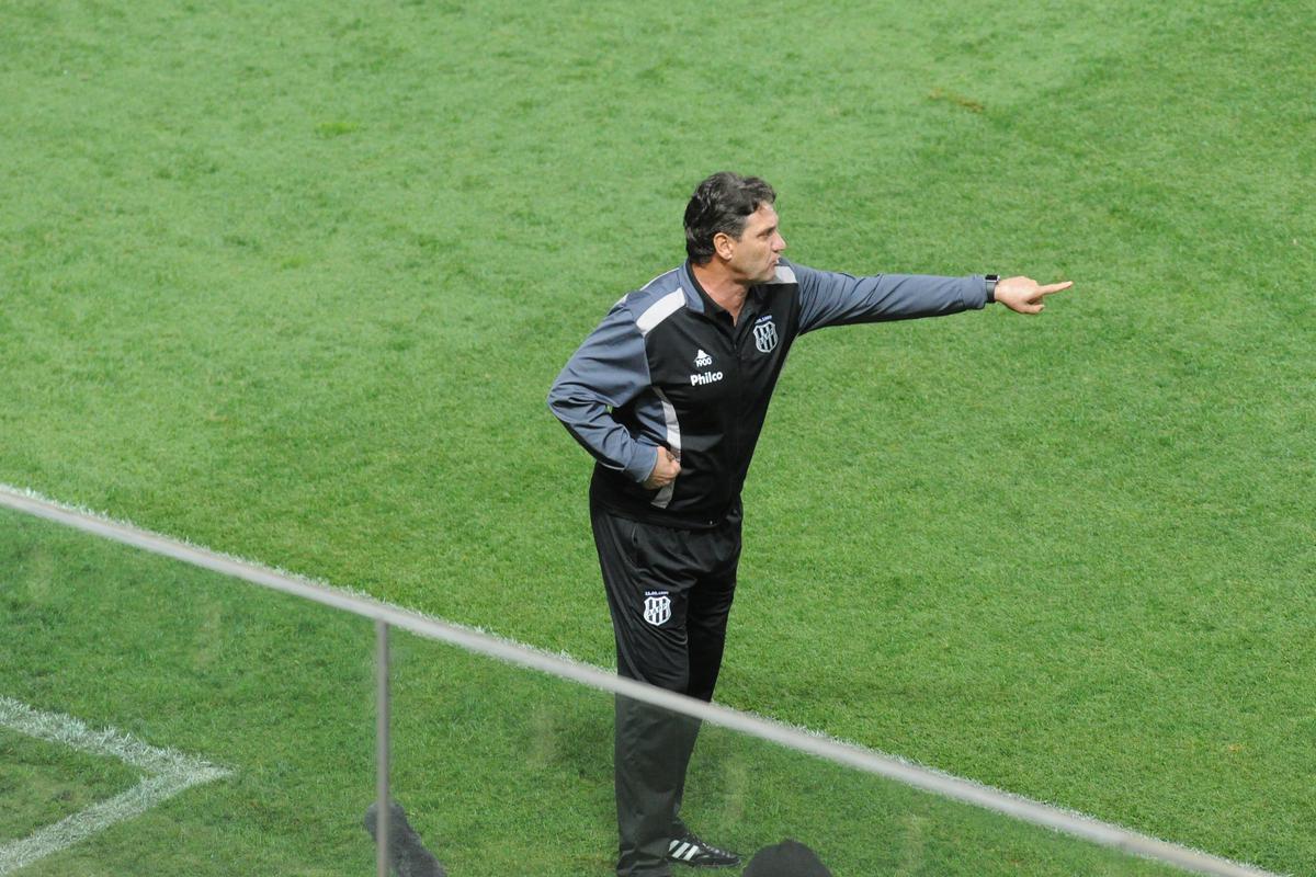 Fotos do duelo entre Amrica e Ponte Preta, no Independncia, em Belo Horizonte, em jogo de volta da quarta fase da Copa do Brasil