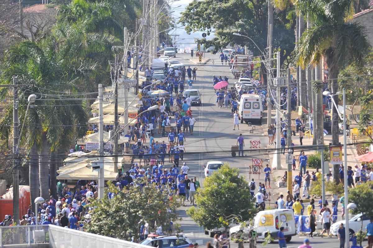 Torcedores de Cruzeiro e Botafogo, no Mineiro, em duelo pela 19 rodada do Brasileiro