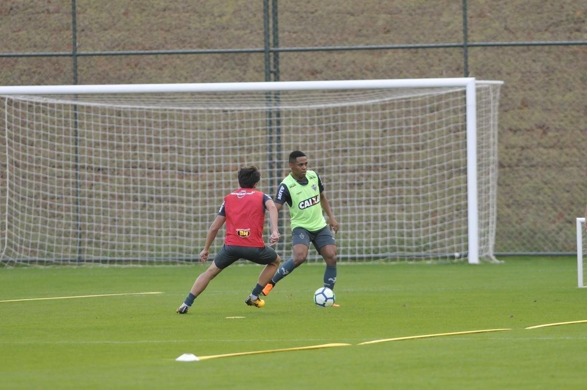 Yimmi Char, David Terans e Denlson participaram do treino em campo pela primeira vez