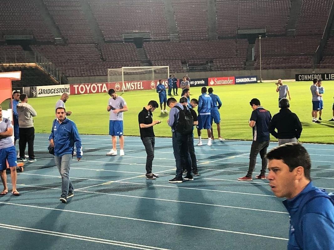 Na vspera de jogo contra a Universidad de Chile, pela Copa Libertadores, elenco do Cruzeiro fez reconhecimento de gramado do Estdio Nacional, em Santiago (Lauro Lopes/TV Alterosa)