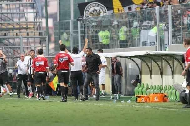 Elias recebeu passe de Cazares pela direita e marcou o segundo do Atltico: 2 a 1