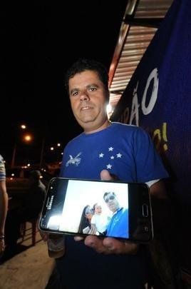 Torcedores do Cruzeiro iniciam viglia de 24 horas para aguardar final da Copa do Brasil, contra o Flamengo, no Mineiro. Esforo pelo sonho do pentacampeonato nacional.