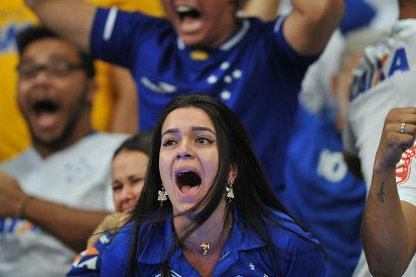 Da ansiedade  festa: torcedores do Cruzeiro foram  loucura no Mineiro