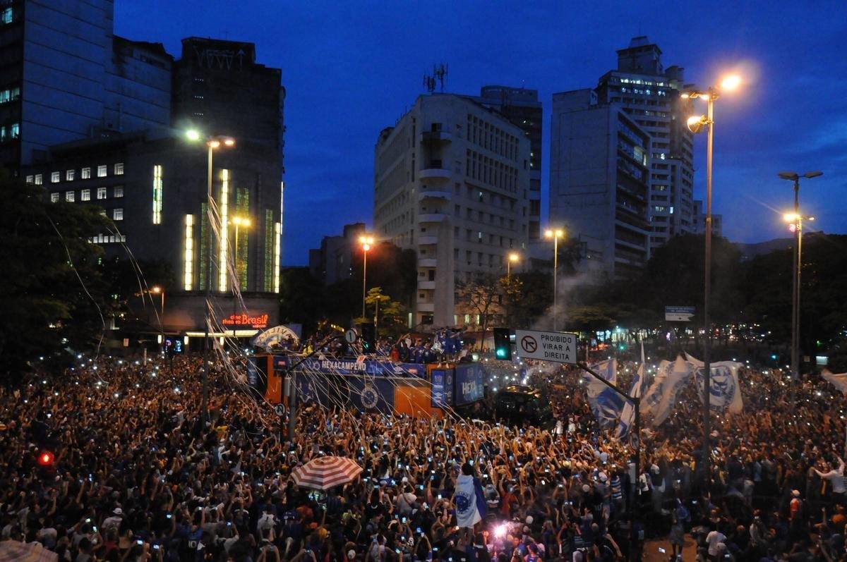 De Confins, jogadores do Cruzeiro hexacampees da Copa do Brasil saram em carro aberto pelas ruas de Belo Horizonte. No Centro da capital, milhares de pessoas aguardavam os jogadores para a festa.