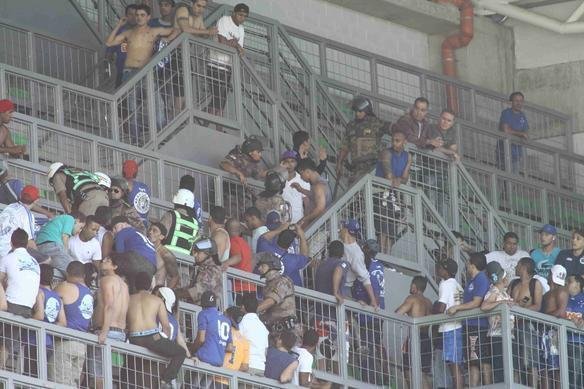 Pouco antes do clssico, alguns torcedores do Cruzeiro brigaram entre si nas cadeiras do Independncia. A PM teve de interferir no tumulto e acabou encontrando resistncia por parte dos mais exaltados.