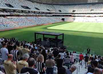 Evento recebe 1.500 pessoas, se tornando o maior desde o início da construção do estádio, que deve começar a receber jogos em agosto