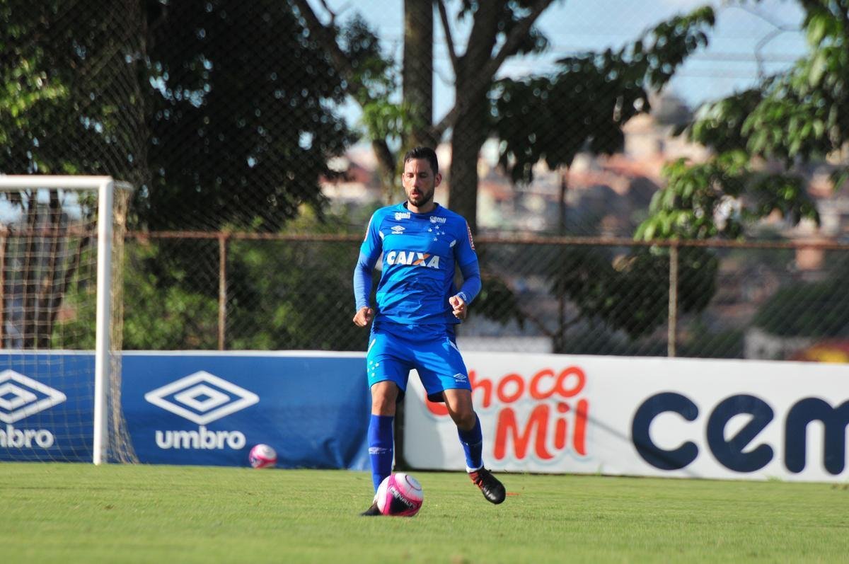 Sem Thiago Neves, que est com desgaste na panturrilha, Mano Menezes escalou o time titular do Cruzeiro no coletivo com Fbio; Lucas Romero, Leo, Murilo e Egdio; Henrique e Ariel Cabral; Robinho, Arrascaeta e Rafinha; Fred. Os reservas atuaram com Rafael; Arthur, Digo, Manoel e Marcelo Hermes; Lucas Silva, Nonoca e Bruno Silva; Rafael Marques, Rafael Sobis e Judivan