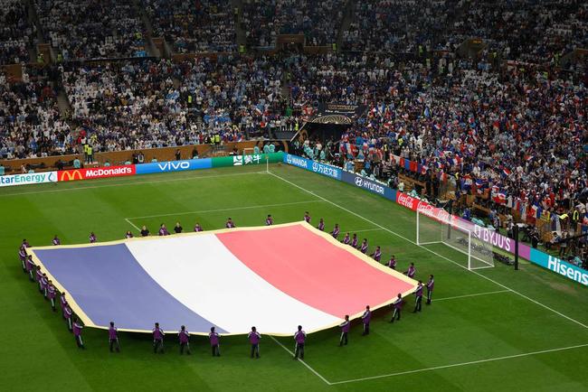 Entrada de Argentina e Frana no campo do Estdio Icnico de Lusail para a final da Copa do Mundo foi um espetculo  parte. Veja fotos do show de fogos, de luzes e da execuo dos hinos nacionais dos dois pases