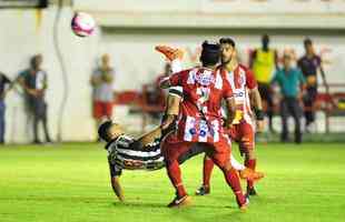 Villa Nova e Atltico se enfrentaram nesta quinta-feira