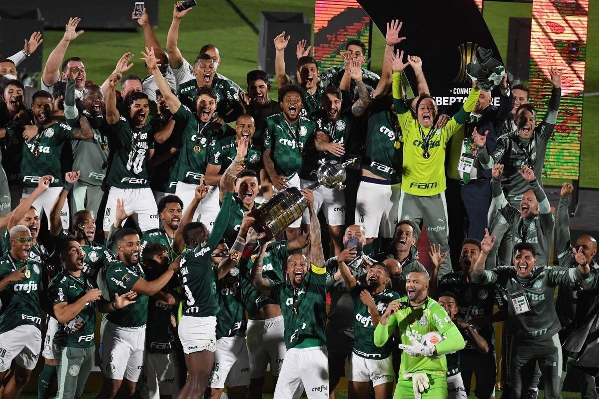 Fotos: festa dos jogadores do Palmeiras com a taa da Libertadores