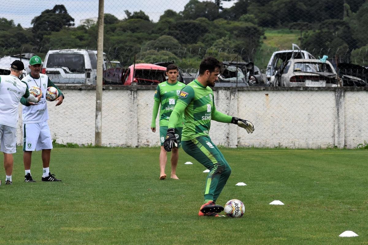 O Amrica treinou na manh desta sexta-feira (20) em Curitiba-PR, no CT do Coritiba, visando o confronto contra o Operrio-PR. A partida, vlida pela 22 rodada da Srie B do Campeonato Brasileiro, ser disputada neste sbado (21), s 16h30, no Estdio Germano Krger, em Ponta Grossa-PR.
