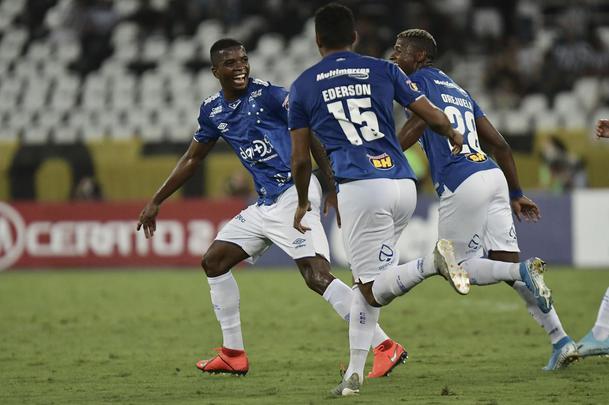 Fotos de Botafogo x Cruzeiro, no estádio Nilton Santos, pela 29ª rodada do Brasileiro