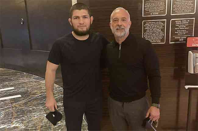 Khabib postou foto ao lado de Lorenzo Fertitta, antigo dono do UFC, e marcou Dana White nas redes