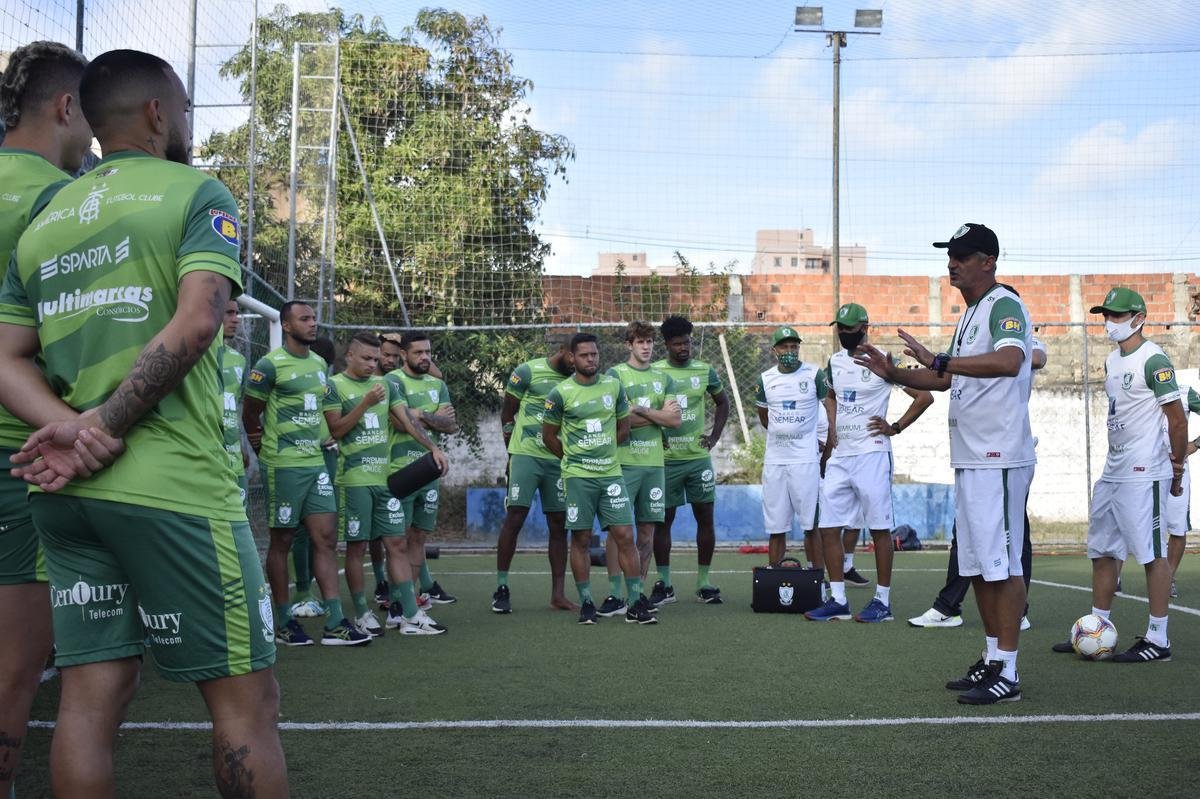 O América treinou na tarde desta sexta-feira (4) em Maceió, visando o confronto contra o CSA pela 26ª rodada da Série B do Campeonato Brasileiro. A partida será realizada neste sábado (5), às 18h30, no Estádio Rei Pelé, em Alagoas.