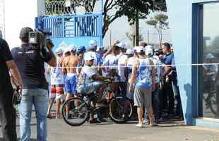 Integrantes da Mfia Azul protestaram na tarde desta tera, na porta da Toca II