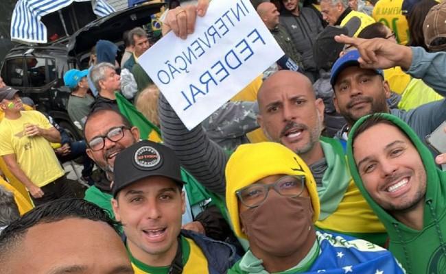 Galan aparece segurando um cartaz pedindo