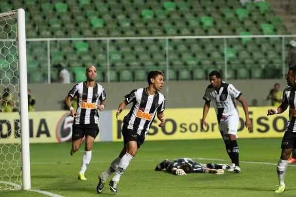 Lateral comemora gol marcado contra a Ponte Preta no Independncia
