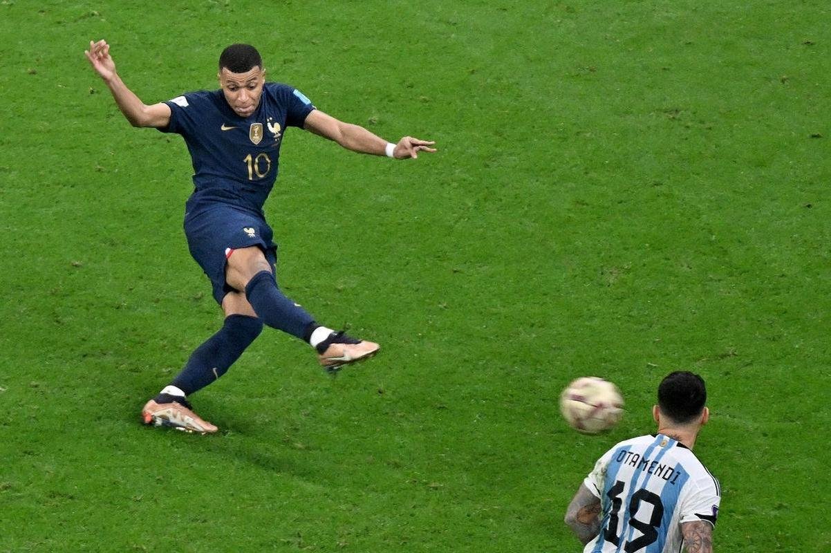 Mbapp marca o seu segundo gol e empata para a Frana diante da Argentina na final da Copa do Mundo, no Estdio Icnico de Lusail, no Catar