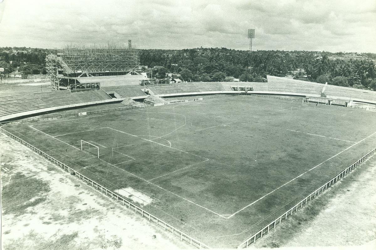 De 1965 a 1970, o estádio passou a receber as primeiras arquibancadas. Desde a estrutura de madeira até a alvenaria, com apoio da doação sobretudo de torcedores do clube. Na foto, o crescimento do setor de cadeiras e tribunas de honra, em 1969.