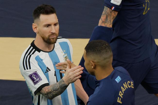 Entrada de Argentina e Frana no campo do Estdio Icnico de Lusail para a final da Copa do Mundo foi um espetculo  parte. Veja fotos do show de fogos, de luzes e da execuo dos hinos nacionais dos dois pases