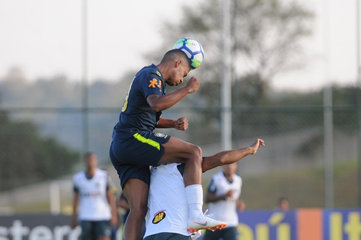 Atltico colocou alguns reforos em campo e derrotou a Seleo Brasileira Sub-20 por 5 a 3 com gols de Ricardo Oliveira (2), Denlson, Terans e Erik. Jhonny Lucas, Alerrandro e Alan descontaram.