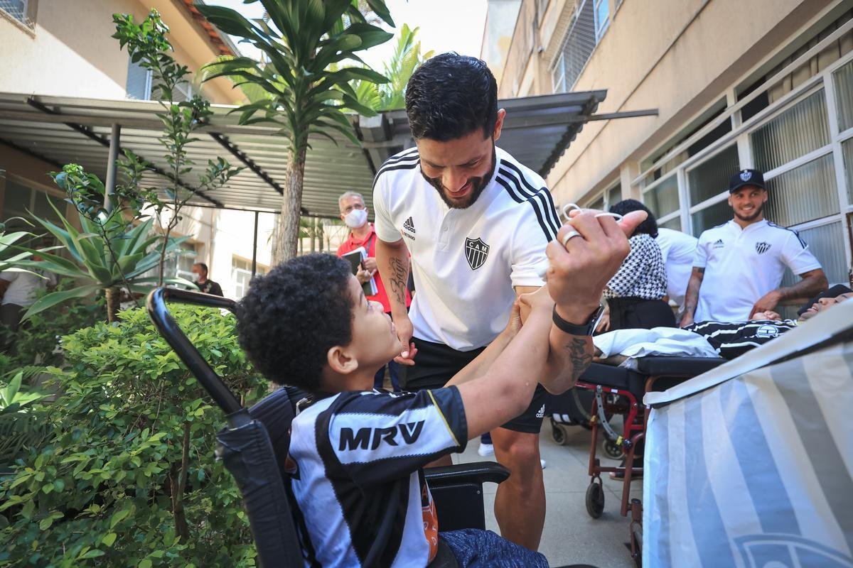 Jogadores do Atltico visitam Ncleo Assistencial Caminhos para Jesus