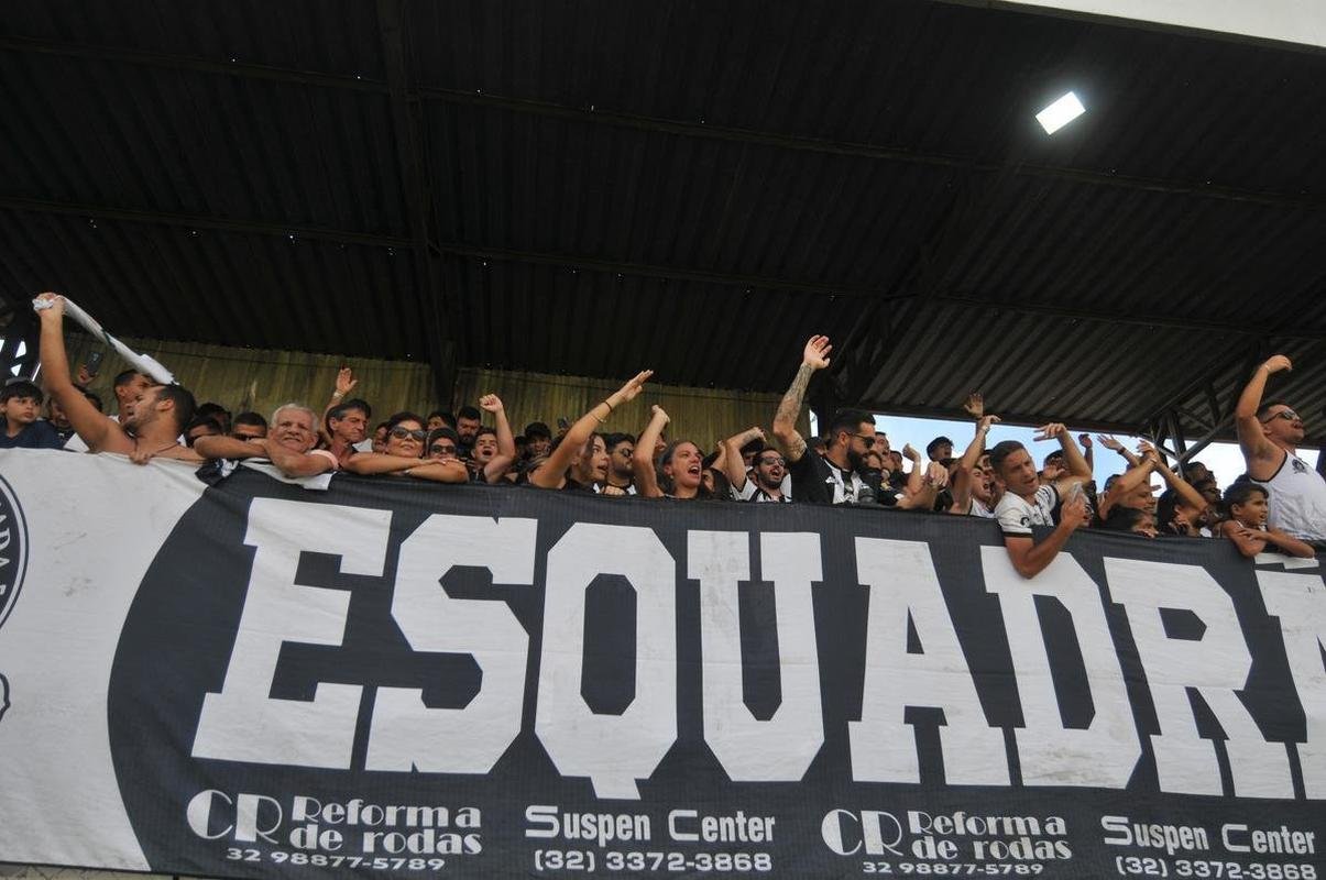 Festa do Athletic ao receber trofu de campeo mineiro do interior