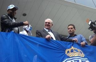 Novo reforo do Cruzeiro, Jlio Baptista foi recepcionado pelo presidente Gilvan de Pinho Tavares e acenou para torcedores da sacada da sede administrativa no Barro Preto