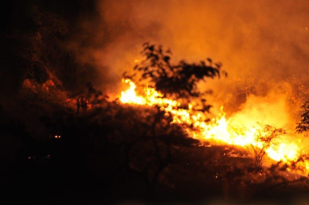Chamas se alastraram pelo terreno onde ser erguido o estdio do Atltico 