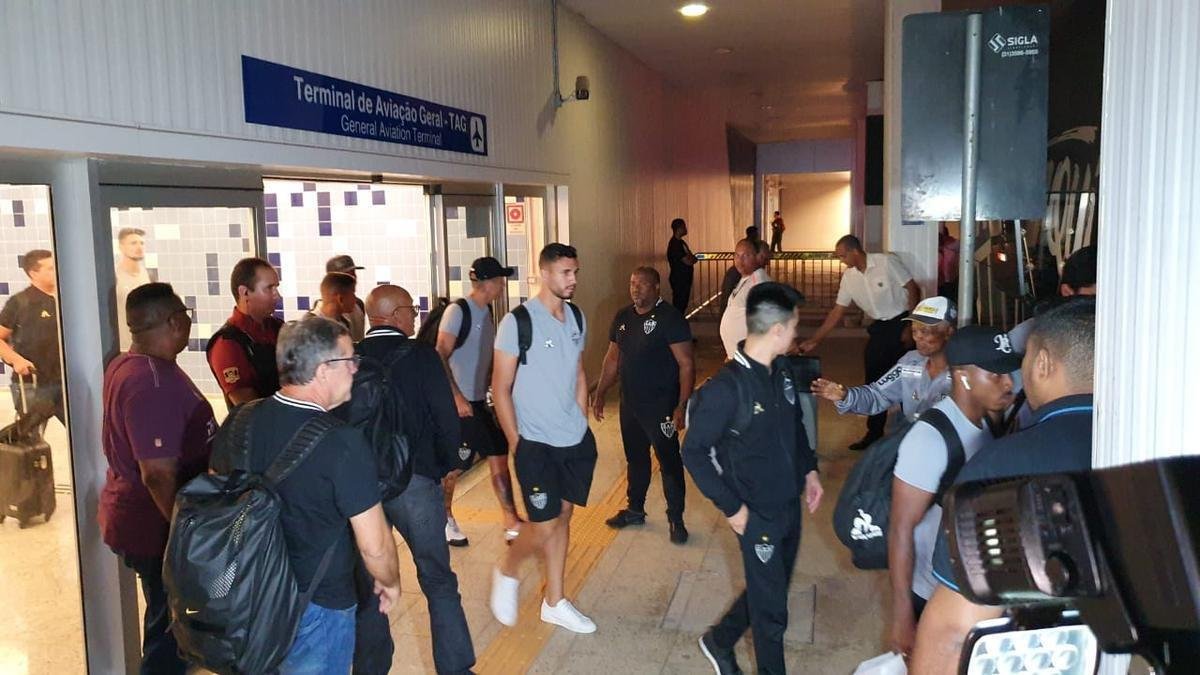 Jogadores do Atltico desembarcaram nesta quinta-feira, em Confins, na Grande Belo Horizonte, aps eliminao vexatria para Afogados-PE na Copa do Brasil. Demitidos, tcnico Rafael Dudamel, diretor de futebol Rui Costa e gerente de futebol Marques estavam junto com a delegao, mas no concederam entrevista.