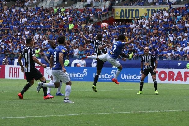 Fred abriu o placar para o Cruzeiro aos 15 minutos do segundo tempo em cobrana de pnalti