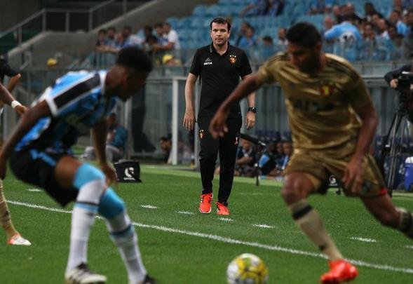 Pela 34ª rodada, diante do Grêmio fora de casa, um resultado surpreendente. Vitória por 3 a 0 sobre a equipe sulista com direito a golaços de Rogério e Diego Souza e aplausos na Arena, da torcida adversária. Até então, o Sport nunca tinha vencido o Tricolor em Porto Alegre.