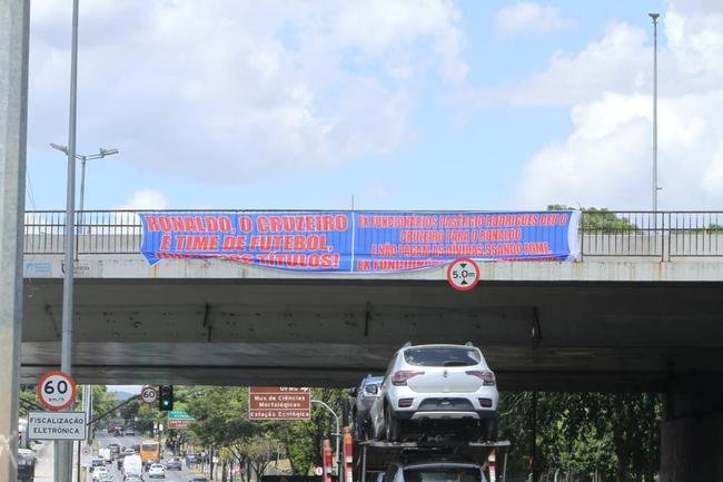 Faixas crticas  gesto de Ronaldo no Cruzeiro so estendidas em viaduto e passarela em dois pontos da avenida Antnio Carlos, em Belo Horizonte 