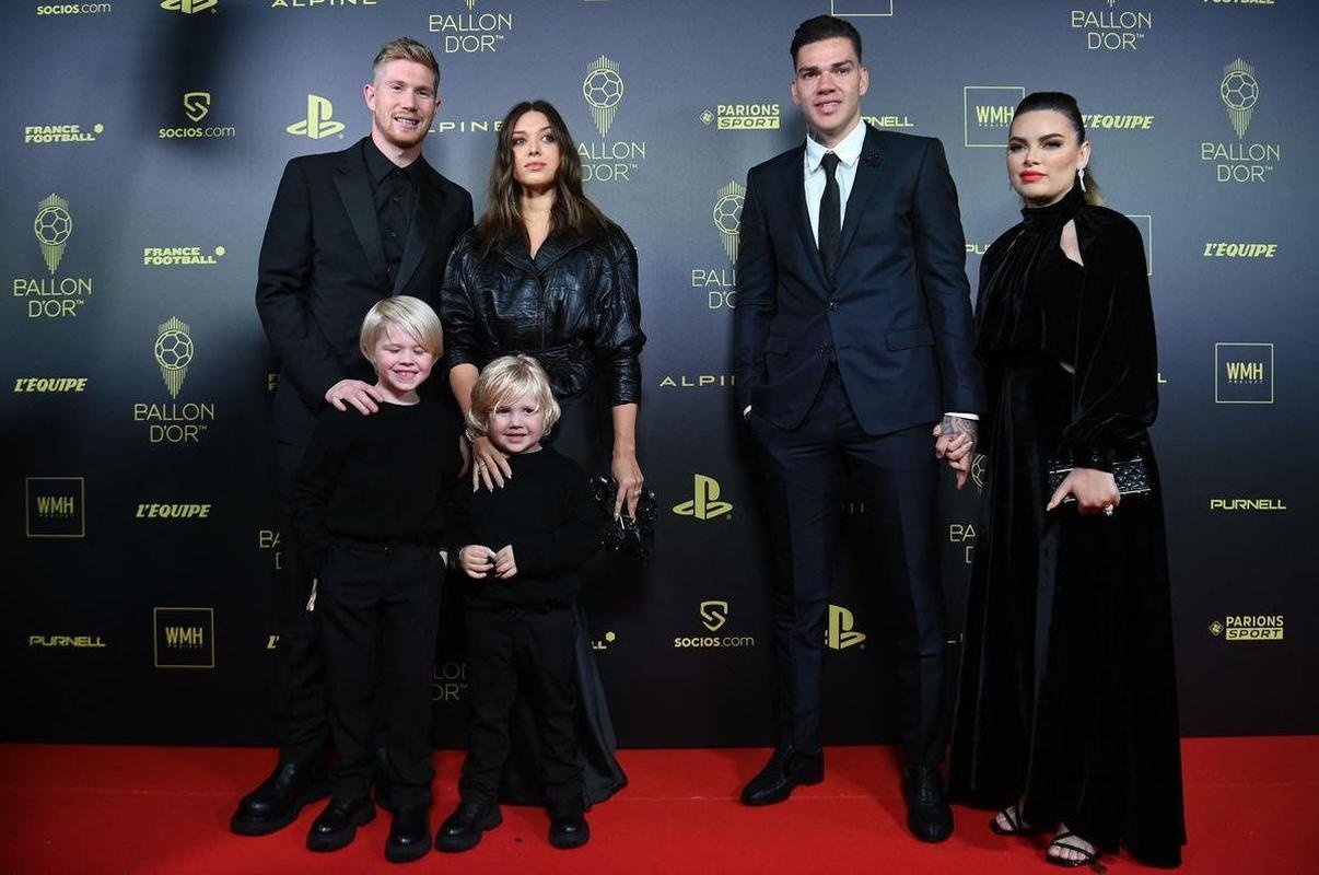 Personalidades do esporte no tapete vermelho do prmio Bola de Ouro, da France Football, no Theatre du Chatelet, em Paris.