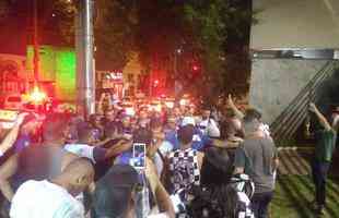 Torcedores do Cruzeiro voltam a protestar em frente  sede administrativa do clube, no Barro Preto